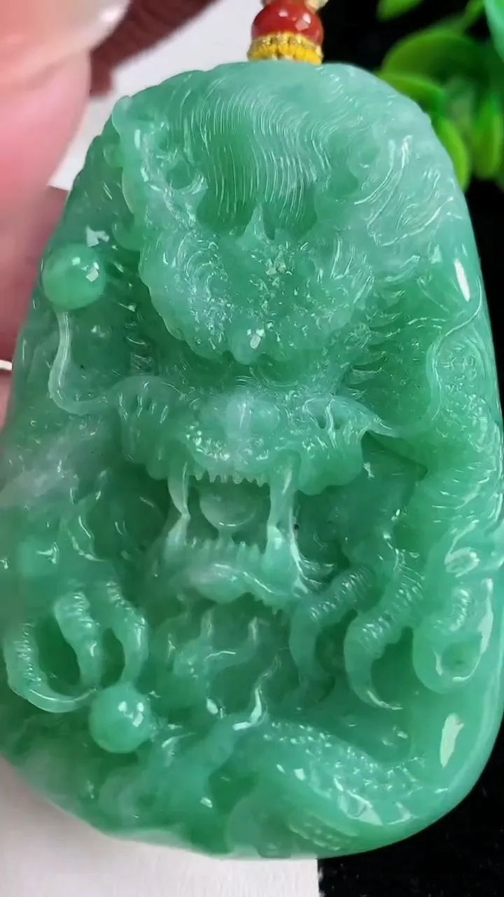 天然A货翡翠龙牌吊坠，尺寸69.5-46.4-10.8，重量:79.27g
12月12日