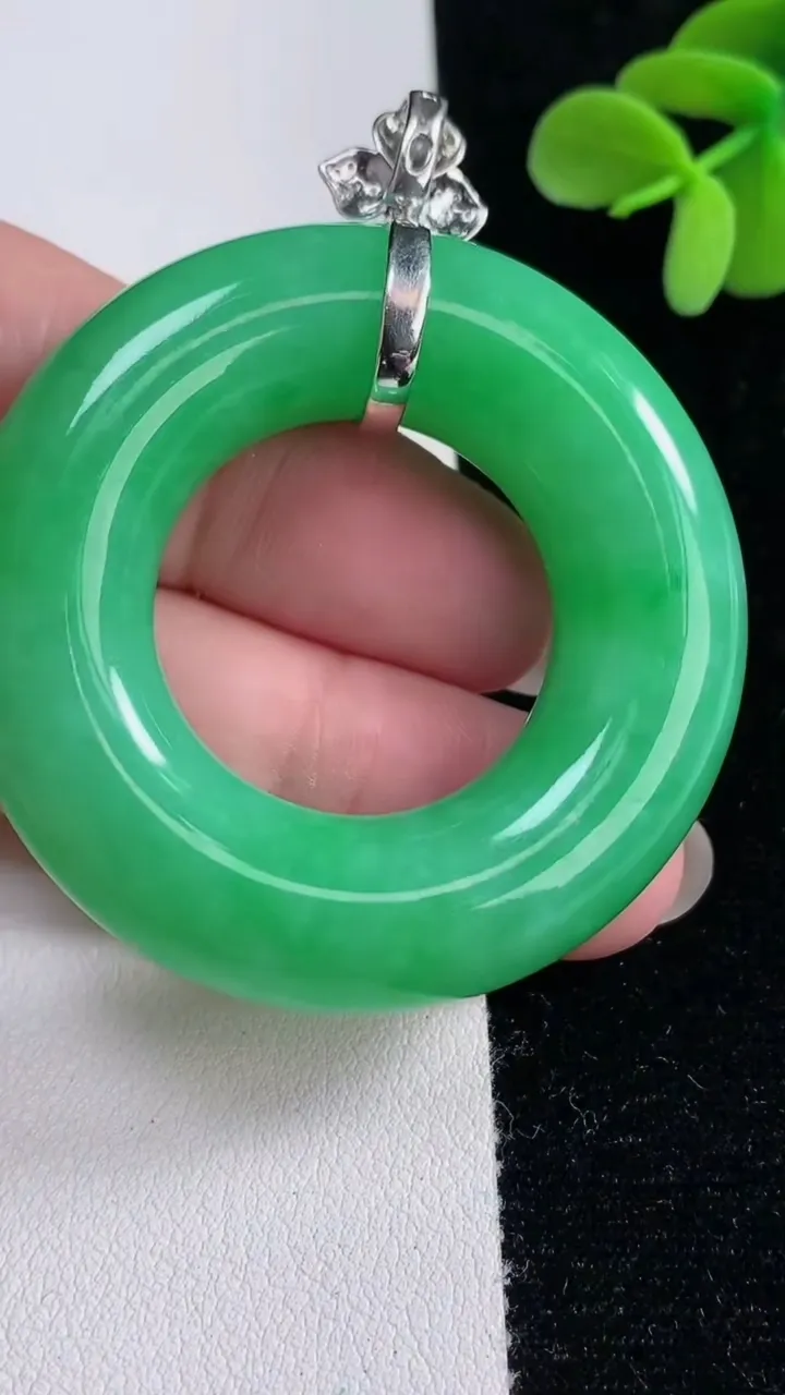 天然A货翡翠平安环吊坠，尺寸48.8-11.3，重量:45.46g
12月12日