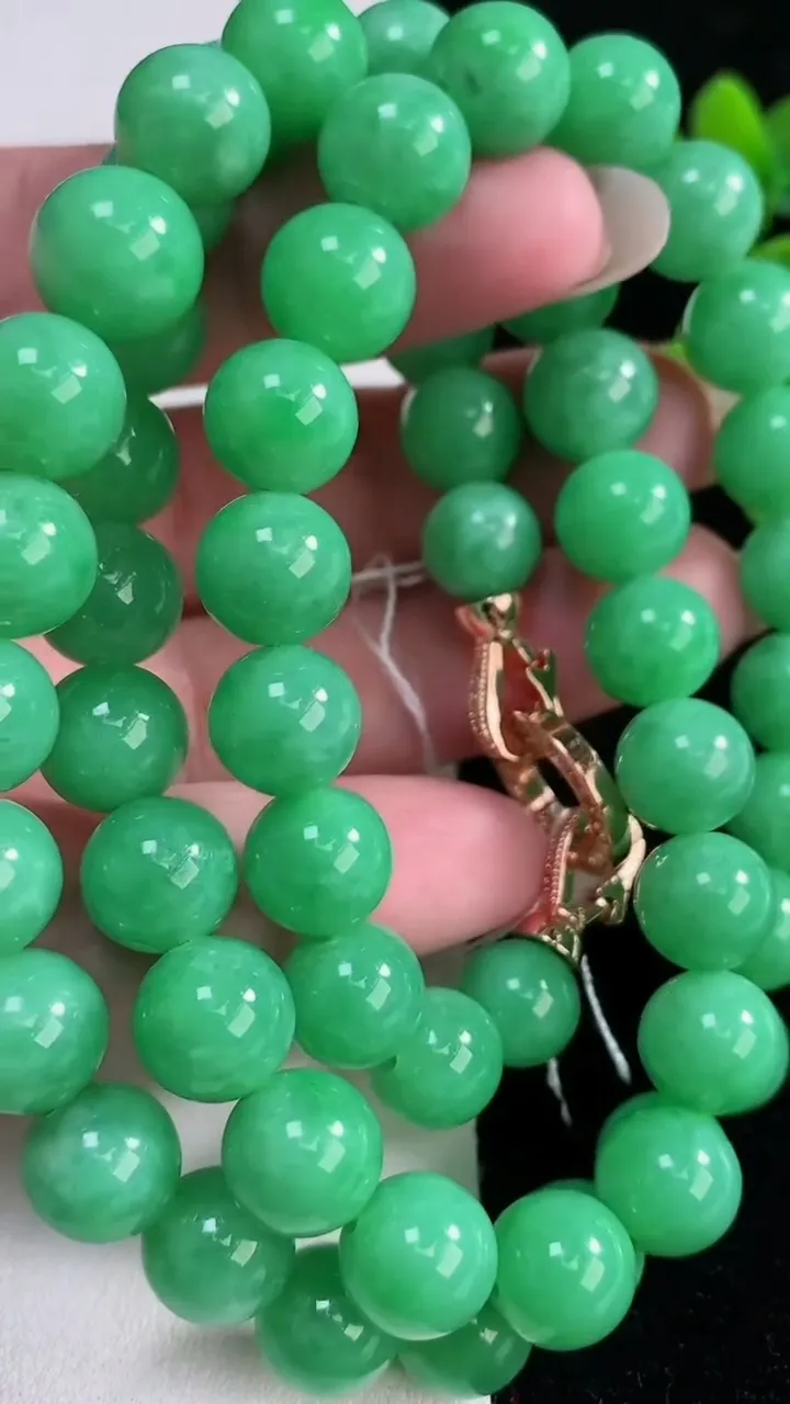 天然A货翡翠圆珠项链，尺寸10.4-59颗，重量:100.85g12月12日
工厂直销收藏佳品,种好水足，色泽均匀，有种有色，上手高大气！