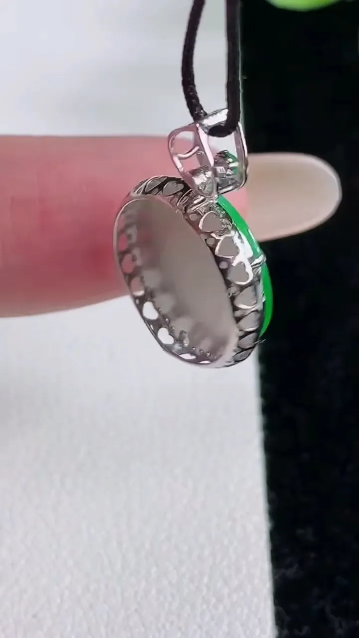 天然A货翡翠无事牌吊坠，尺寸24-15.5-4.7，13.5重量:1.85g
12月12日