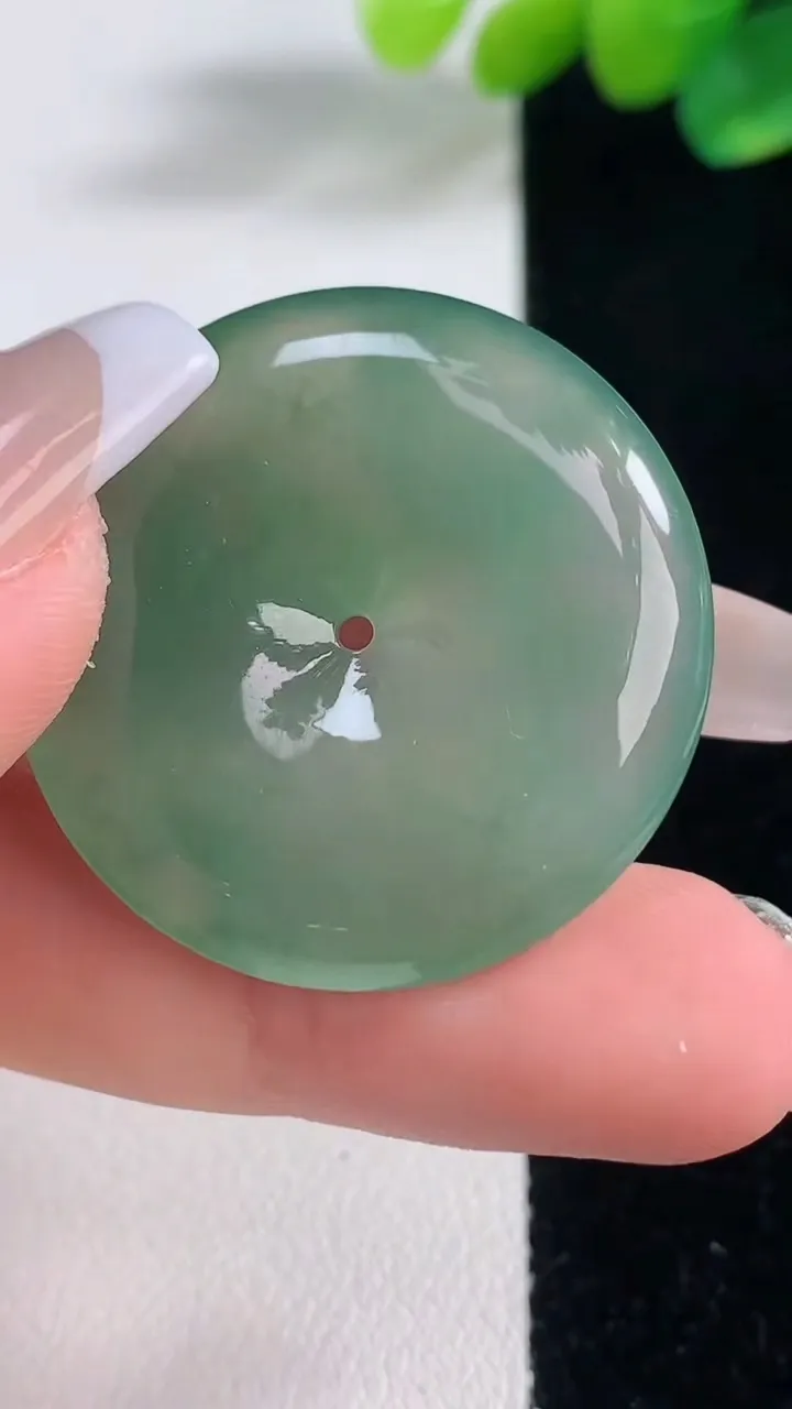 天然A货翡翠平安扣吊坠，尺寸31.7-5.9，重量:12.39g
12月12日