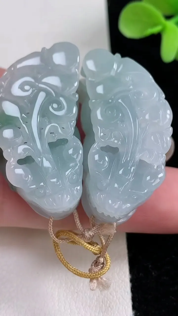 天然A货翡翠飘花貔貅吊坠一对，尺寸373-18.5-12.5，重量:37.13g
12月12日