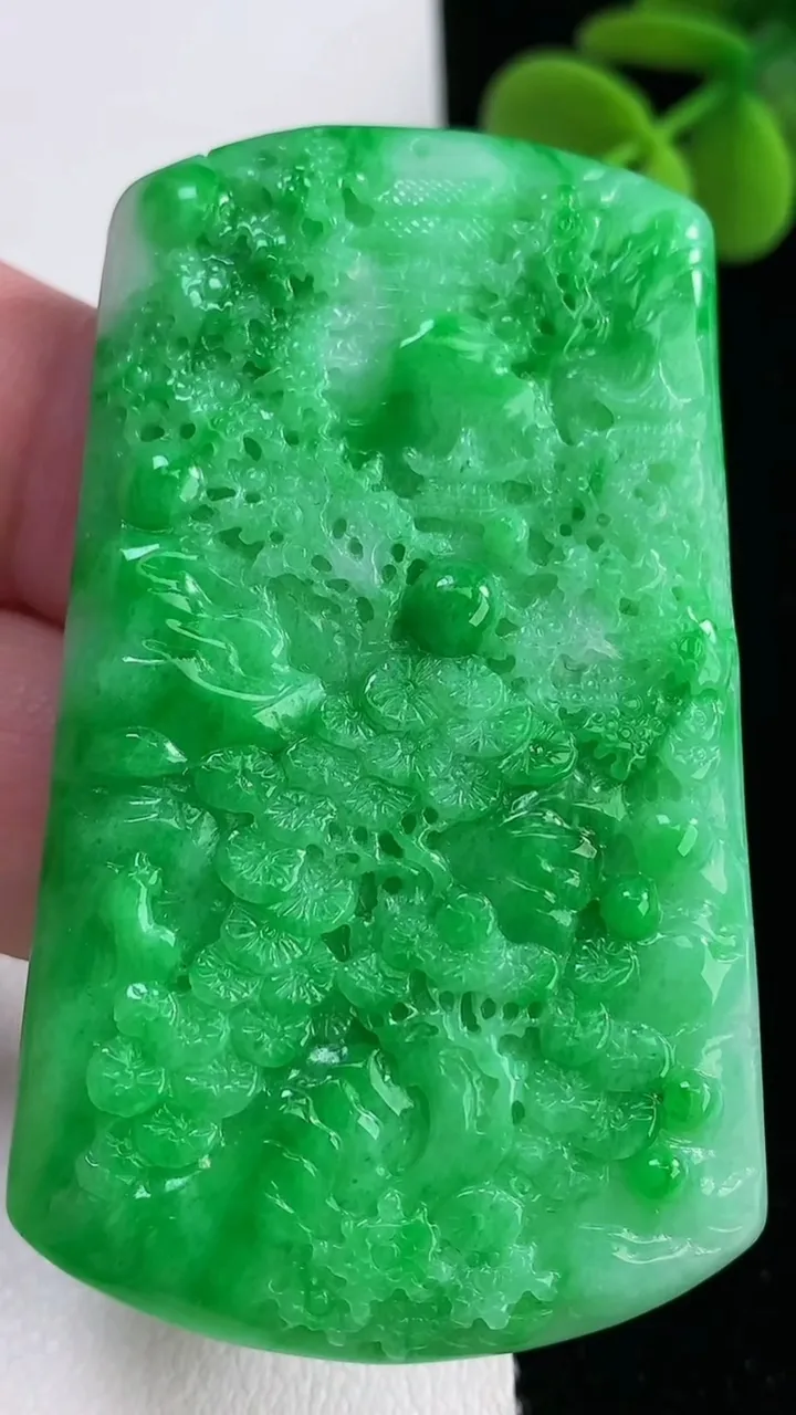 天然A货翡翠山水牌吊坠，尺寸60.5-36.6-4，重量:22.32g
12月12日