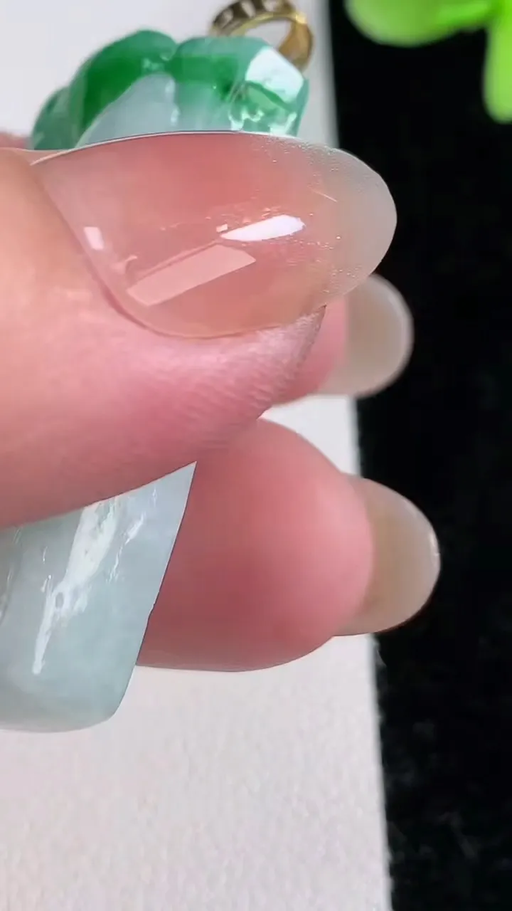 天然A货翡翠山水牌吊坠，尺寸42.4-20.6-9.4，重量:22.64g
12月12日