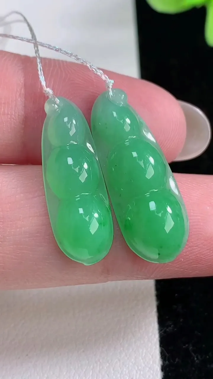 天然A货翡翠福豆吊坠一对，尺寸24.5-8.4-4.3，重量:3.85g
12月12日