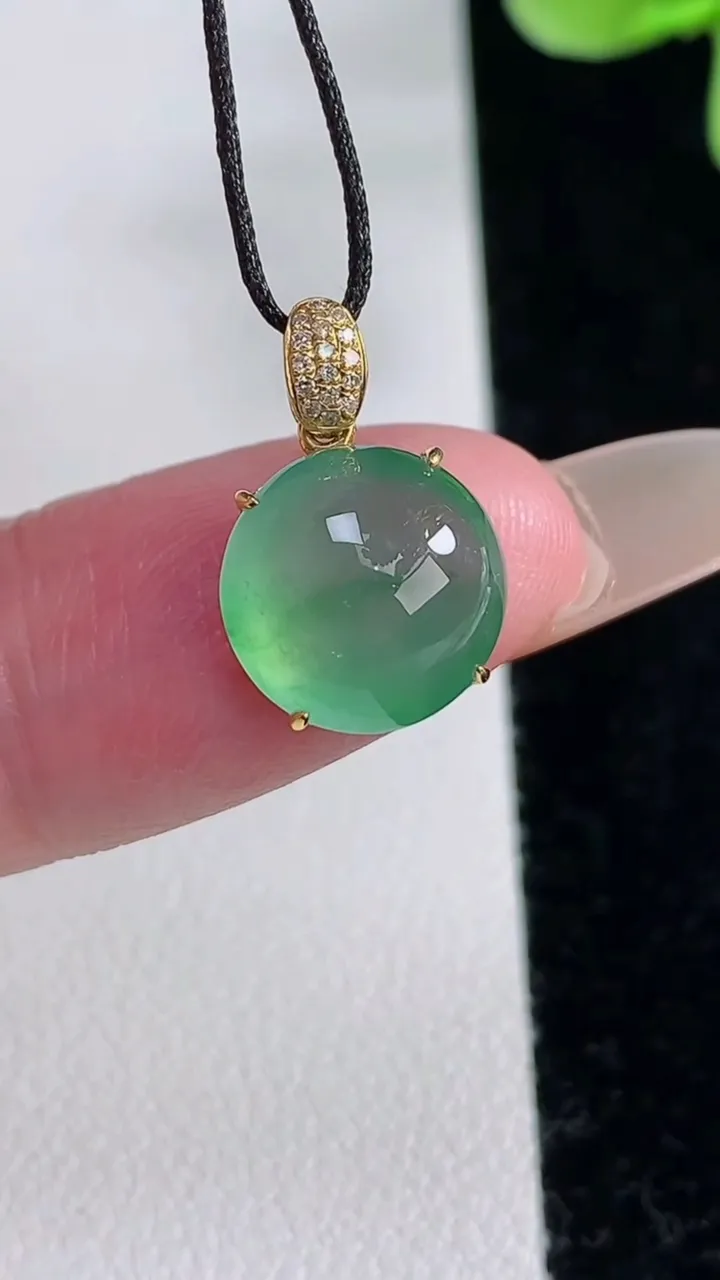 天然A货翡翠蛋面吊坠，尺寸10.7-6.2，重量:1.61g
12月12日