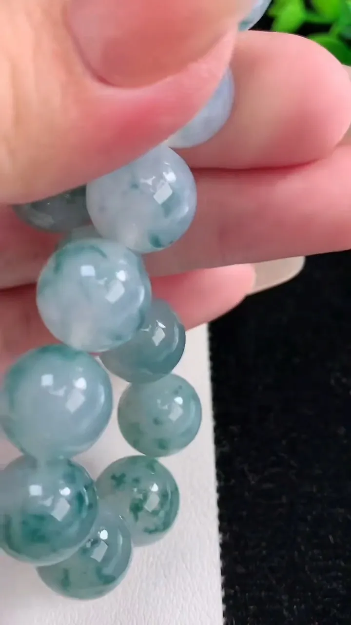 天然A货翡翠种飘花圆珠手串，尺寸12.3-16颗，重量:57.69g12月12日
工厂直销收藏佳品,种好水足，色泽均匀，有种有色，上手高大气！