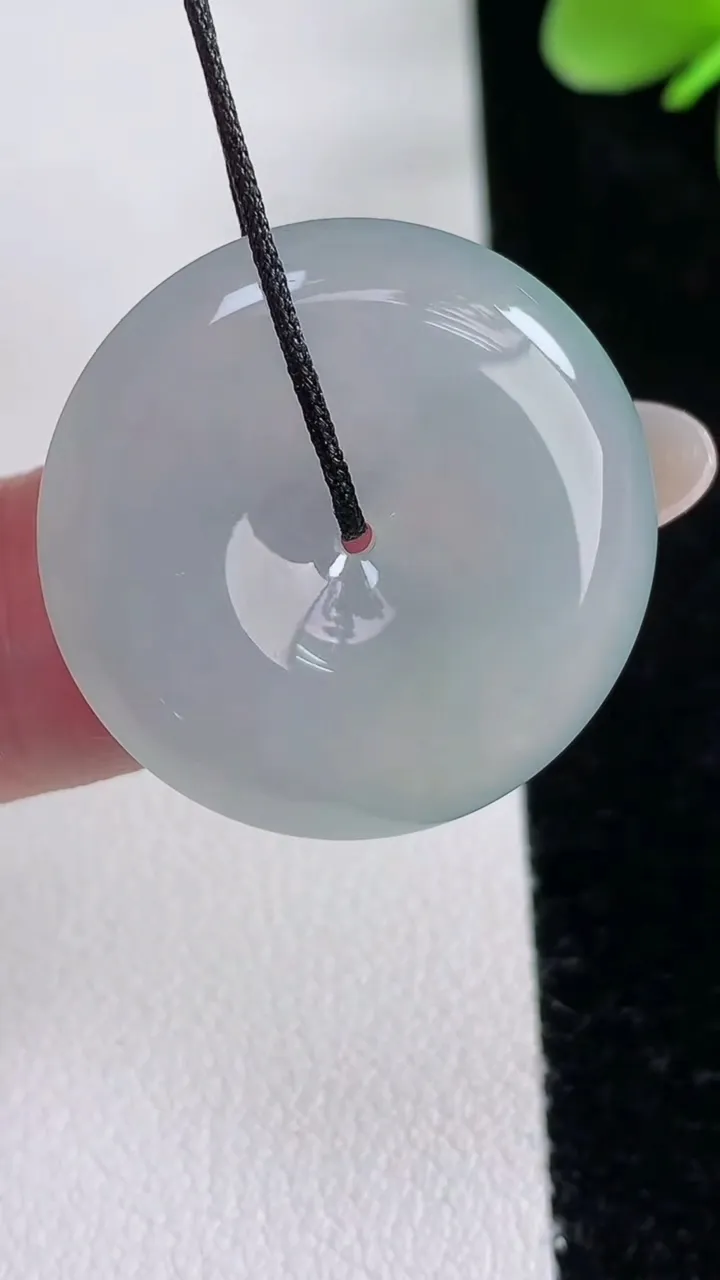 天然A货翡翠平安扣吊坠，尺寸25.8-5.3，重量:7.88g
12月12日