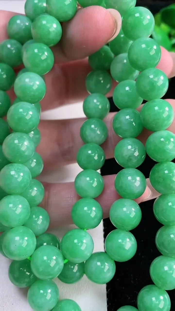 天然A货翡翠圆珠项链，尺寸9.8-69颗，重量:123.25g12月12日
工厂直销收藏佳品,种好水足，色泽均匀，有种有色，上手高大气！