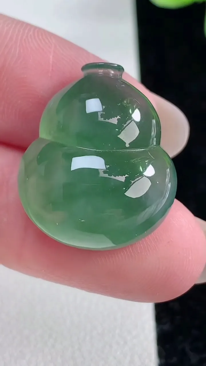 天然A货翡翠葫芦镶嵌件，尺寸23-19.6-8.7，重量:6.92g
12月12日
