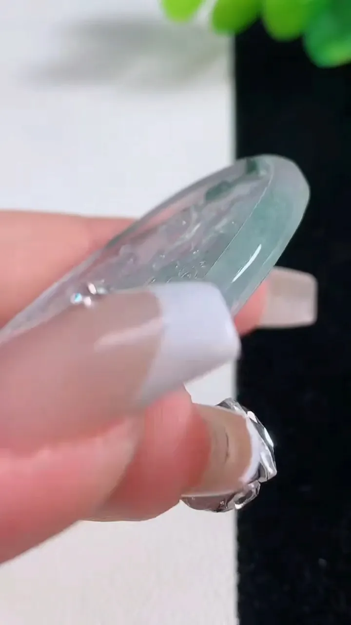 天然A货翡翠种飘花鸟语花香吊坠，尺寸50.4-30.3-4.5，重量:12.83g
12月12日