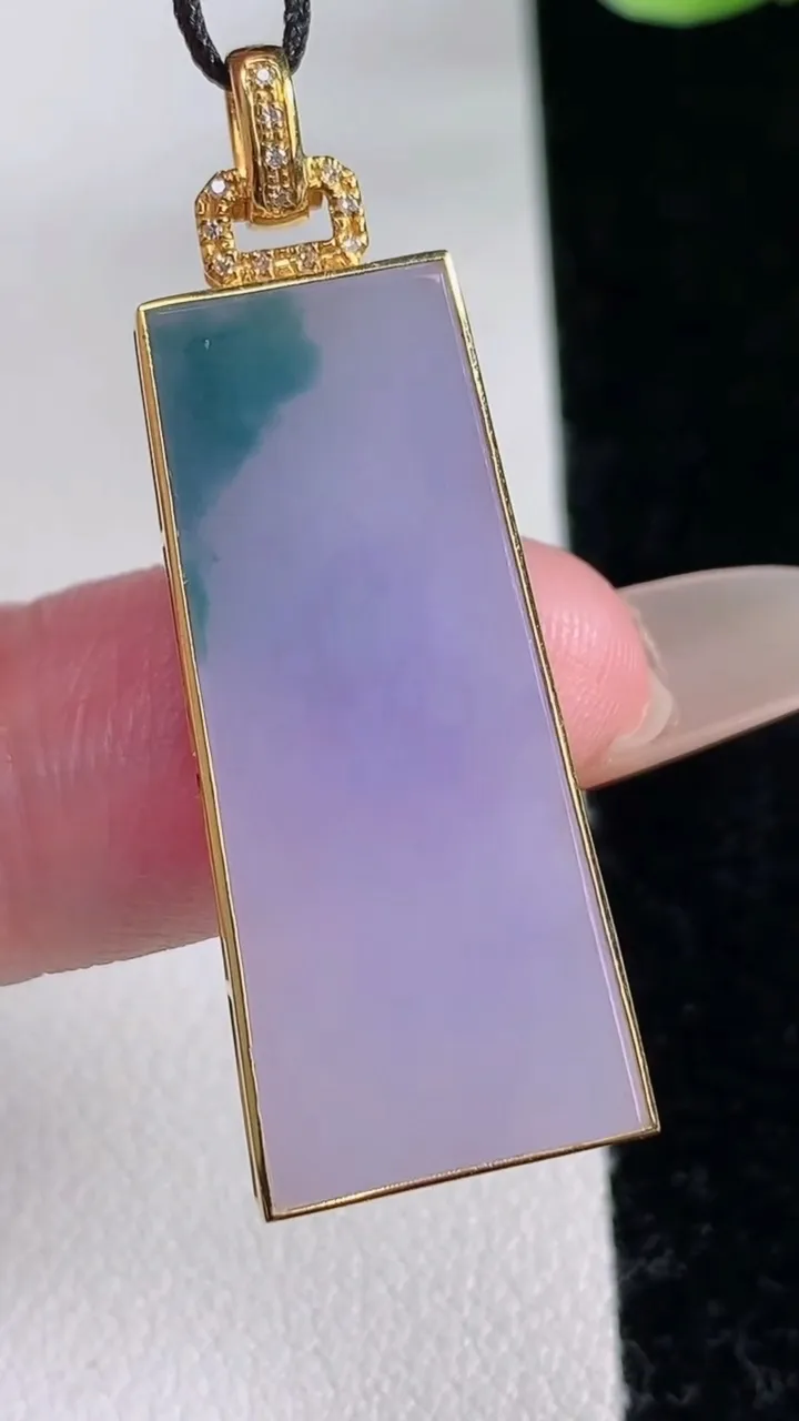 天然A货翡翠18K金紫罗兰飘花无事牌吊坠，尺寸31-14-3.4，重量:5.25g
12月12日