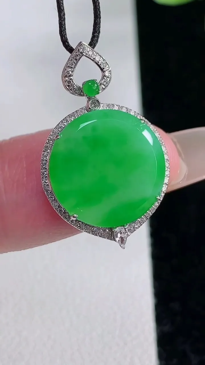 天然A货翡翠无事牌吊坠，尺寸24-15.5-4.7，13.5重量:1.85g
12月12日