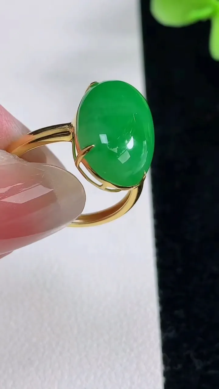 天然A货翡翠蛋面戒指，尺寸18-16.5-11-7.6，重量:3.55g2025年12月12日
工厂直销收藏佳品,种好水足，色泽均匀，有种有色，上手高大气！