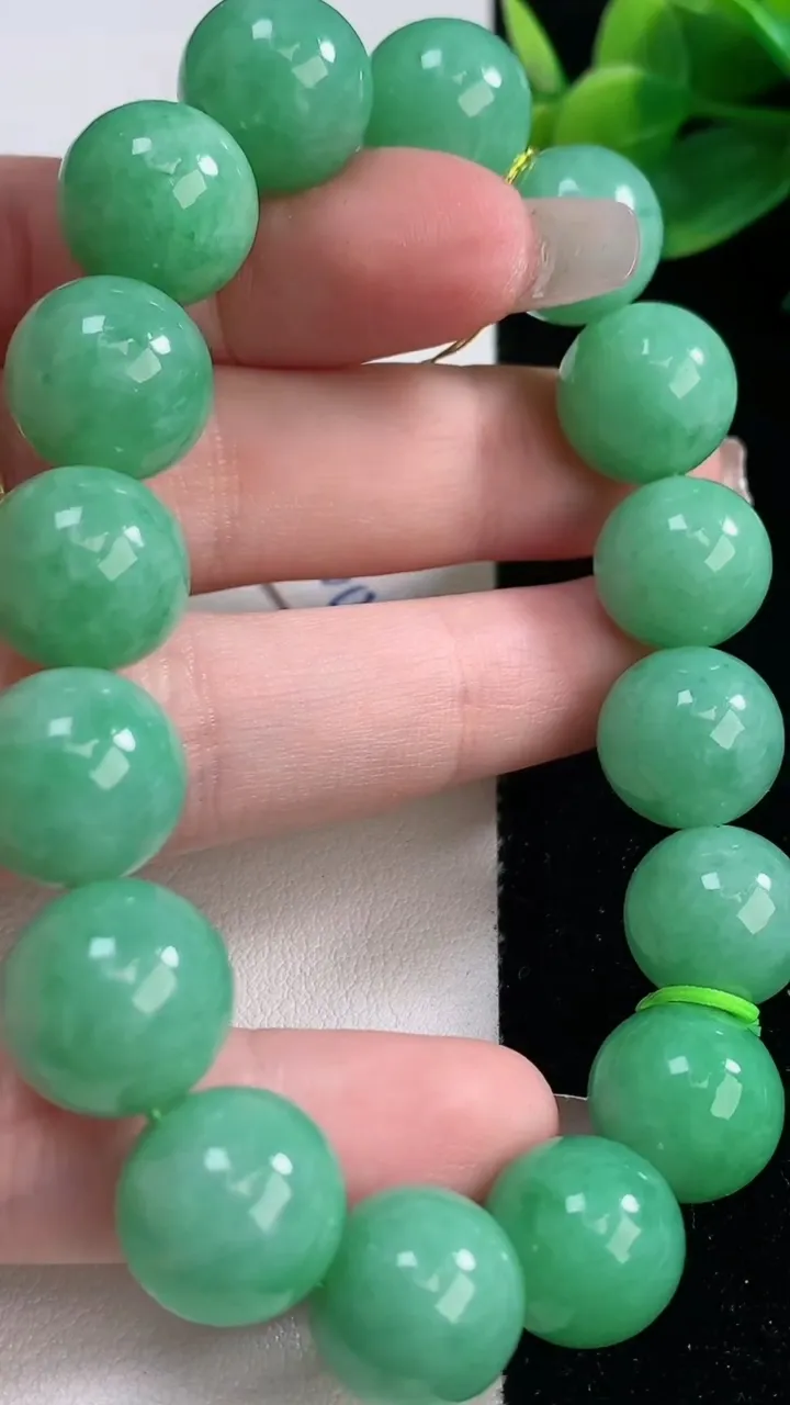 天然A货翡翠圆珠手串，尺寸13-16颗，重量:61.08g12月12日
工厂直销收藏佳品,种好水足，色泽均匀，有种有色，上手高大气！