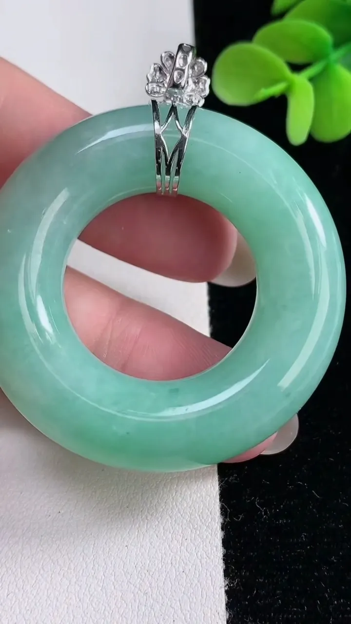 天然A货翡翠平安环吊坠，尺寸48.7-11，重量:43.28g
12月12日