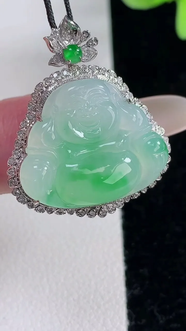 天然A货翡翠佛公吊坠，尺寸29-25-8，裸石17.8-21.6重量:5.03g
12月12日