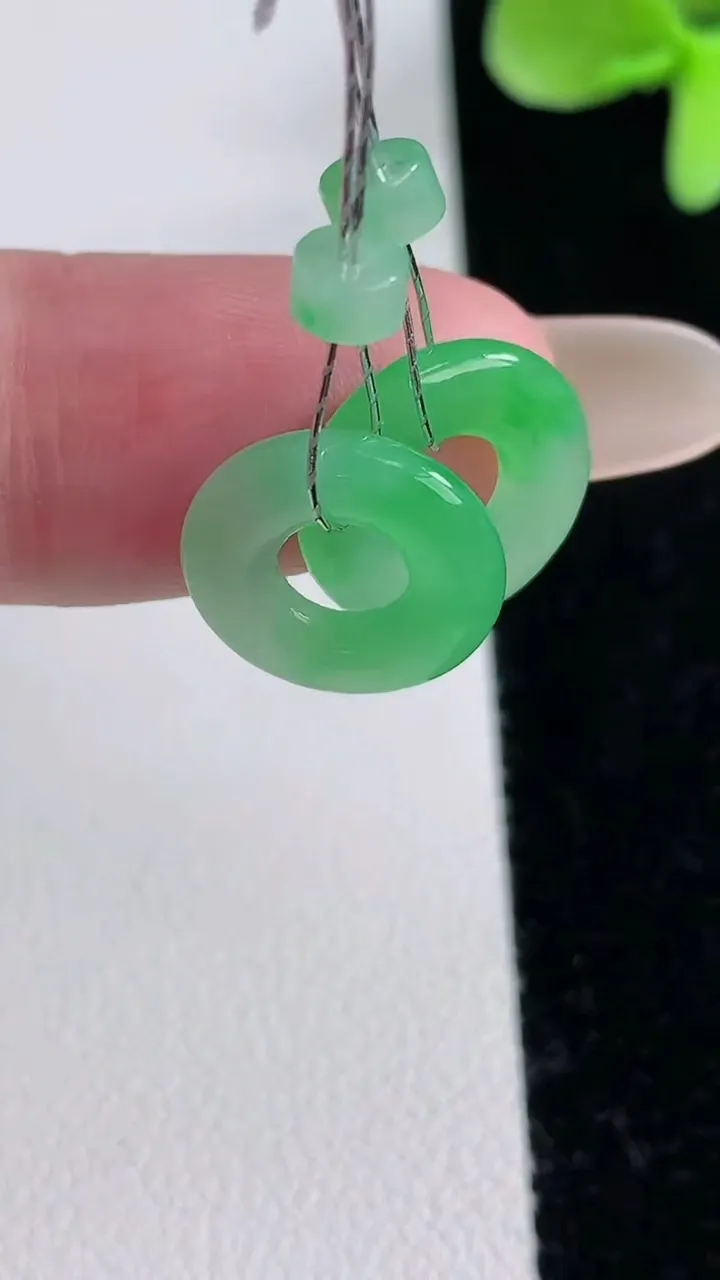 天然A货翡翠平安环吊坠一对，尺寸13-2.2，重量:2.07g
12月12日