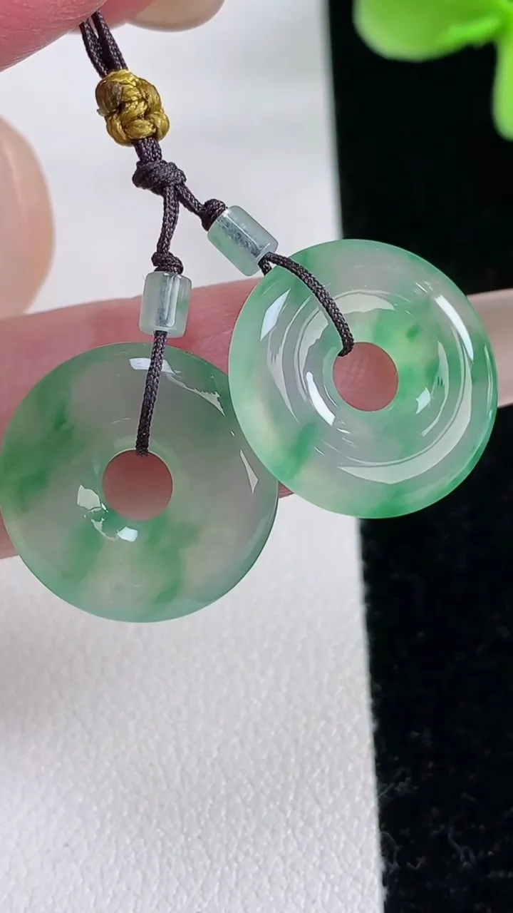 天然A货翡翠平安环吊坠一对，尺寸16.7-3，重量:3.60g
12月12日