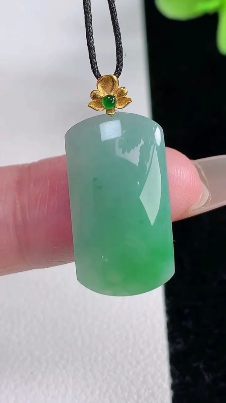 天然A货翡翠无事牌吊坠，尺寸22-12-4.7，重量:3.12g
12月12日