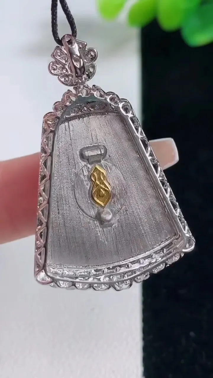 天然A货翡翠无事牌吊坠，尺寸37.7-24-6，23-21.8重量:4.83g
12月12日