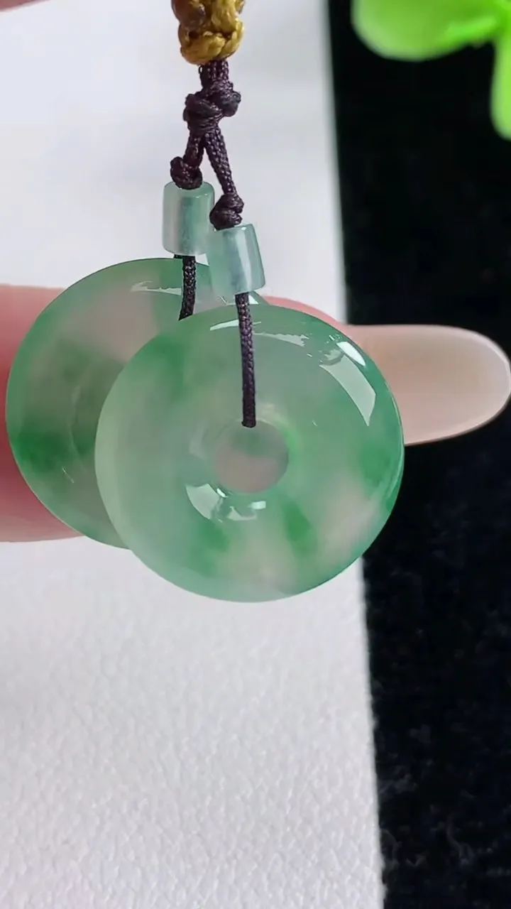 天然A货翡翠平安环吊坠一对，尺寸16.7-3，重量:3.60g
12月12日