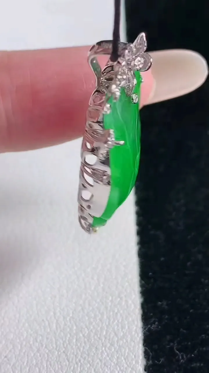 天然A货翡翠荷叶吊坠，尺寸37.2-16.3-7，裸石29.4-14.5重量:6.90g
12月12日