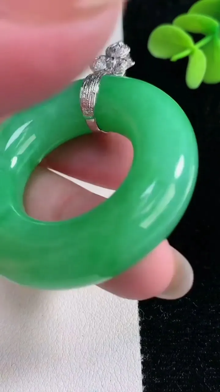 天然A货翡翠平安环吊坠，尺寸48.8-11.3，重量:45.46g
12月12日