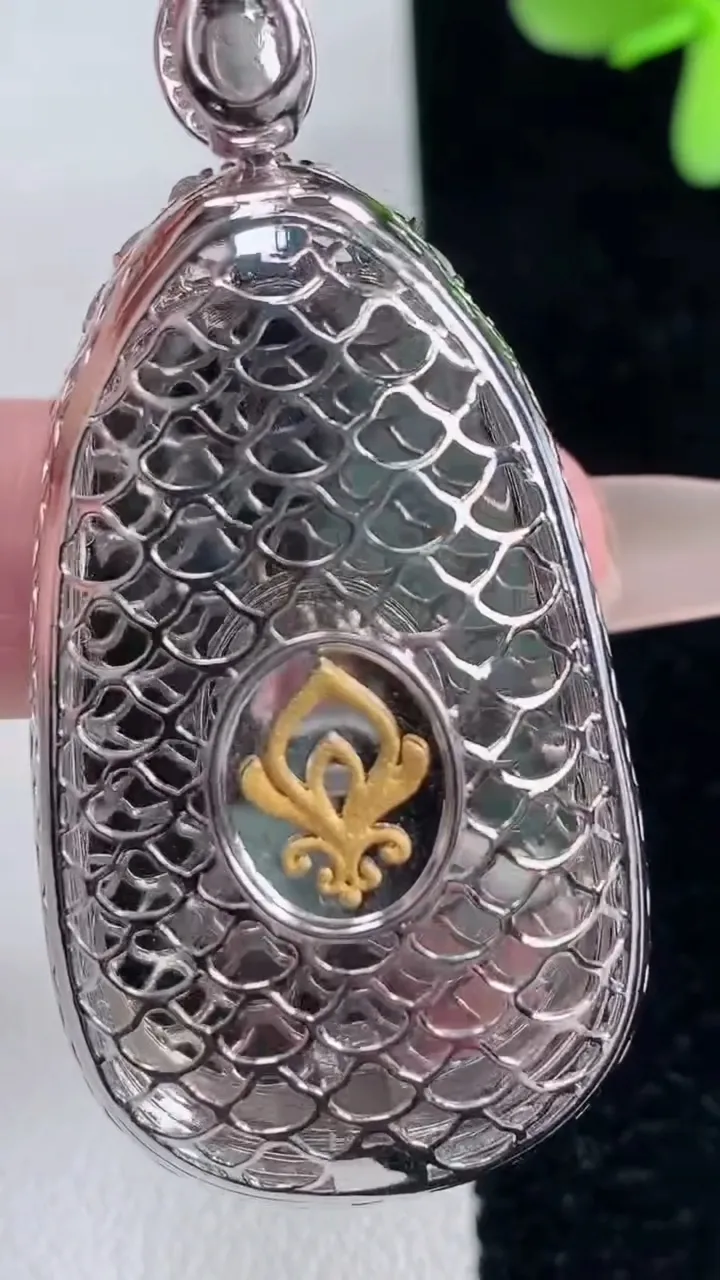 天然A货翡翠如意吊坠，尺寸50.3-24.7-10.2，裸石37-22.2重量:13.48g
12月12日