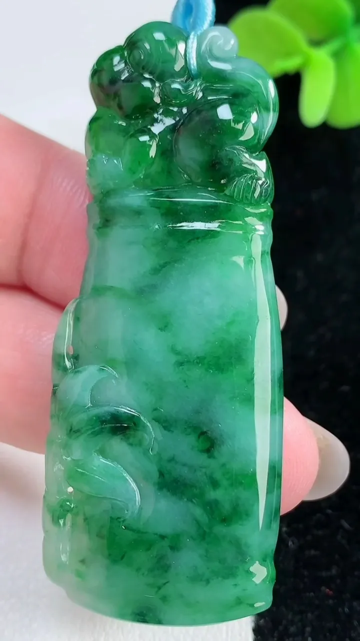 天然A货翡翠节节高升 竹节吊坠，尺寸61.2-24-5，重量:18.42g
12月12日