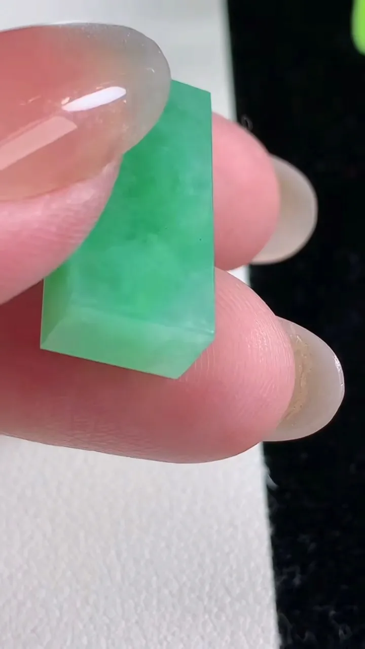 天然A货翡翠无事牌镶嵌件，尺寸22.4-10.3-6，重量:5.38g
12月12日