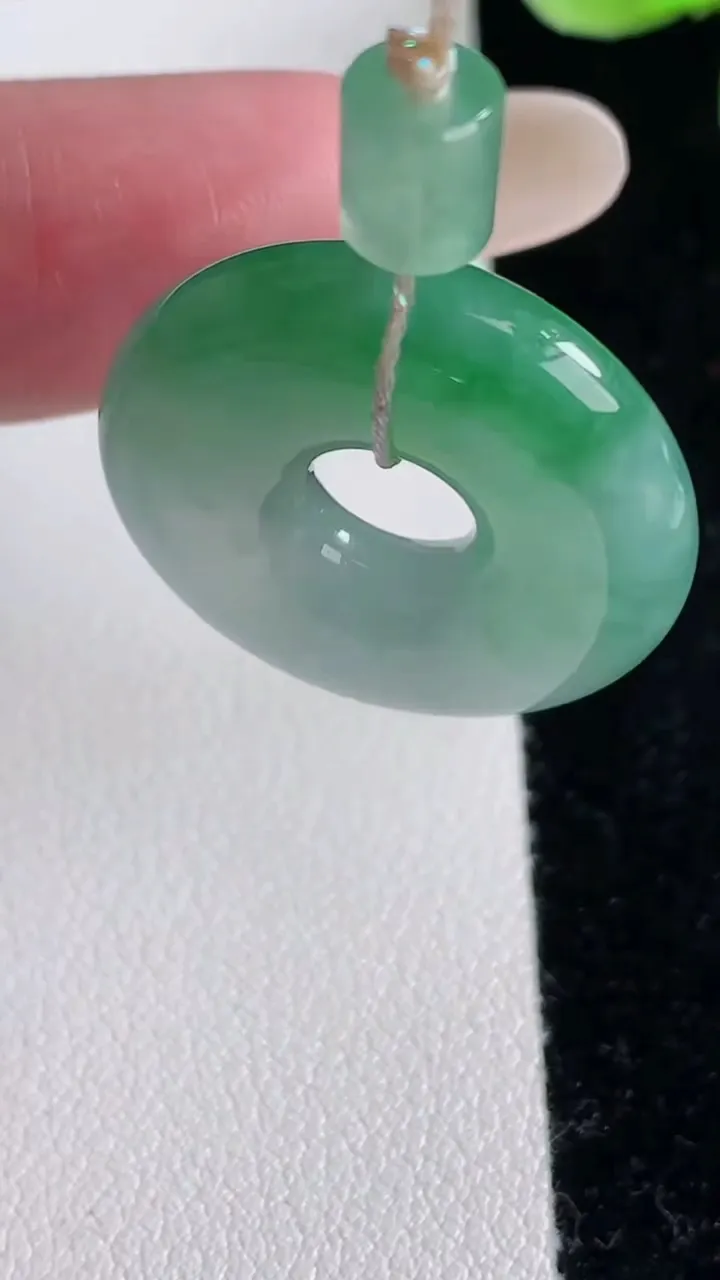 天然A货翡翠平安环吊坠，尺寸24.7-5.8，重量:7.99g
12月12日