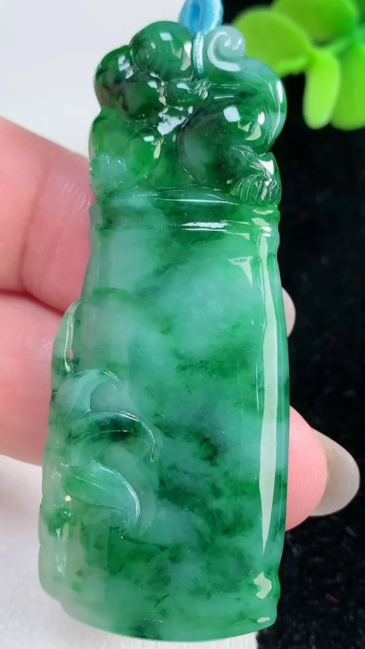 天然A货翡翠节节高升 竹节吊坠，尺寸61.2-24-5，重量:18.42g
12月12日