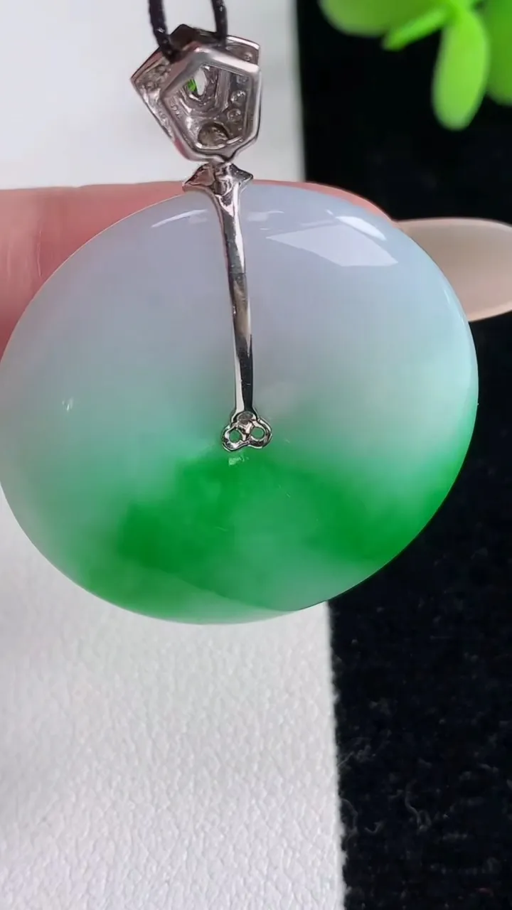 天然A货翡翠平安扣吊坠，尺寸30.3-5.7，重量:12.58g
12月12日