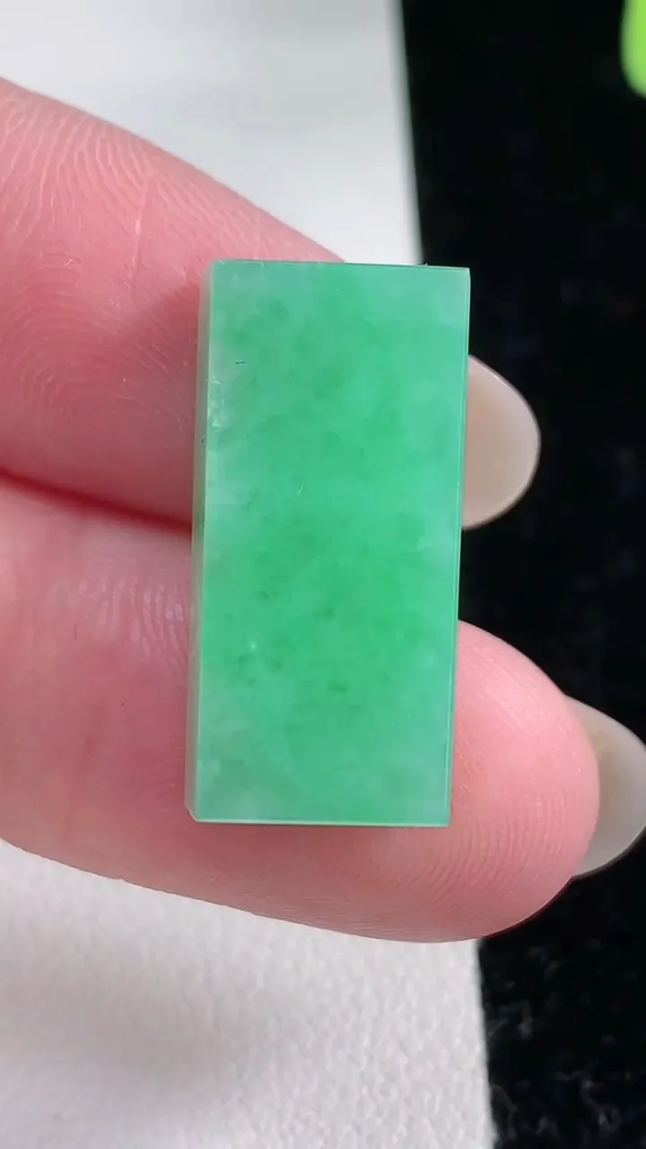 天然A货翡翠无事牌镶嵌件，尺寸22.4-10.3-6，重量:5.38g
12月12日