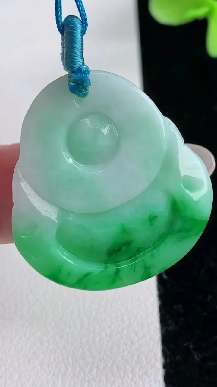 天然A货翡翠佛公吊坠，尺寸30.5-28.4-5.4，重量:8.28g
12月12日