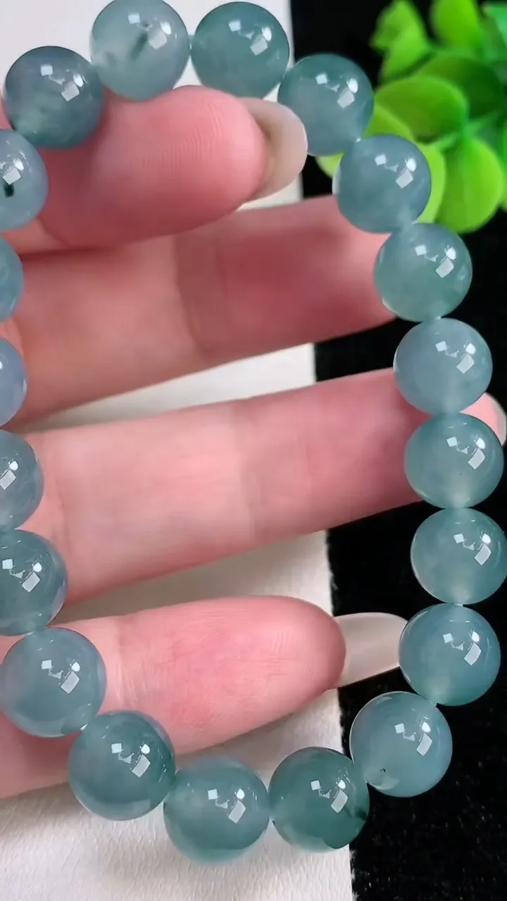 天然A货翡翠圆珠手串，尺寸9.4-20颗，重量:32.60g12月12日
工厂直销收藏佳品,种好水足，色泽均匀，有种有色，上手高大气！