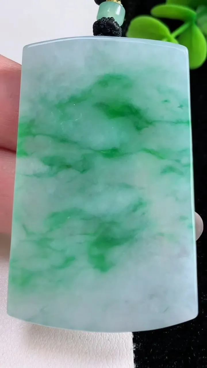 天然A货翡翠山水观音菩萨吊坠，尺寸57.6-37.5-5.8，重量:37.39g
12月12日