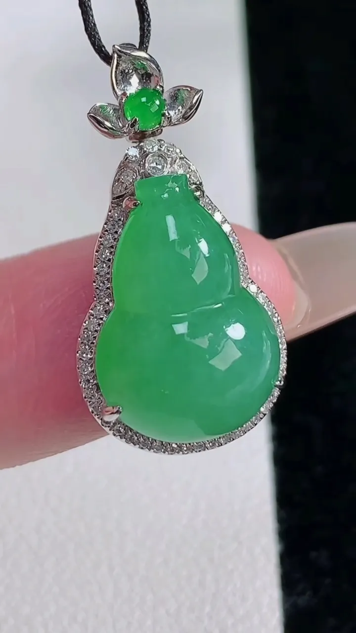 天然A货翡翠葫芦吊坠，尺寸27-13.8-9.5，裸石17-12重量:4.10g
12月12日