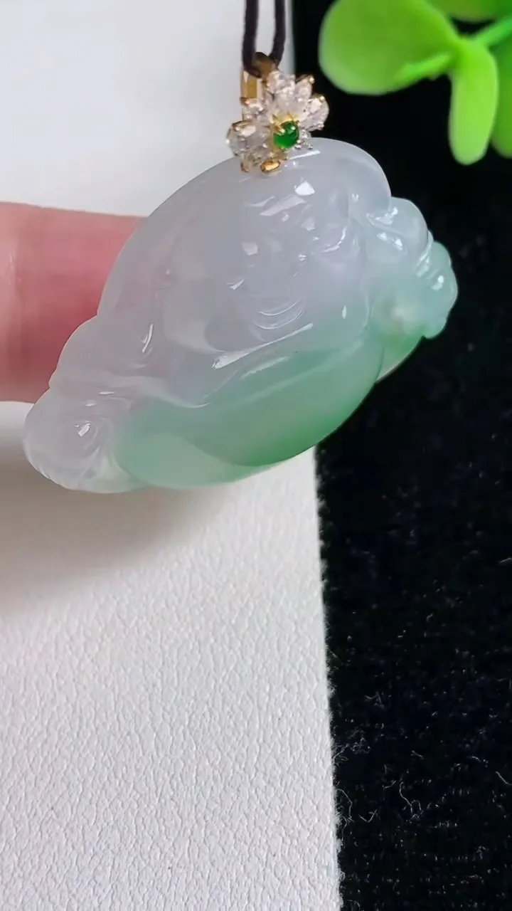 天然A货翡翠佛公吊坠，尺寸33.5-37.7-5.6，重量:12.08g
12月12日