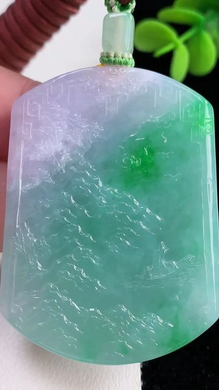 天然A货翡翠山水牌吊坠，尺寸53.2-40.4-5.9，重量:42.79g
12月12日