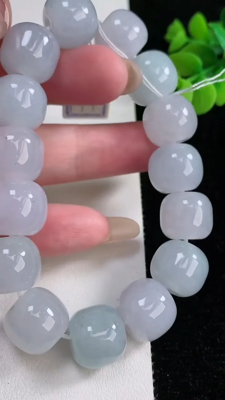 天然A货翡翠飘花路路通手串，尺寸12.2-14-15颗，重量:83.13g12月12日
工厂直销收藏佳品,种好水足，色泽均匀，有种有色，上手高大气！