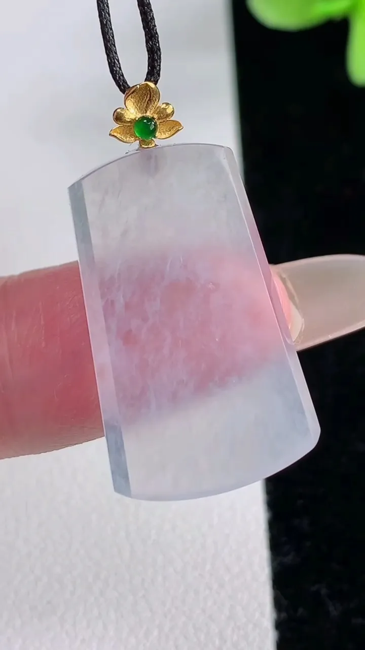 天然A货翡翠种白冰无事牌吊坠，尺寸26.3-16.8-2.5，重量:3.40g
12月12日