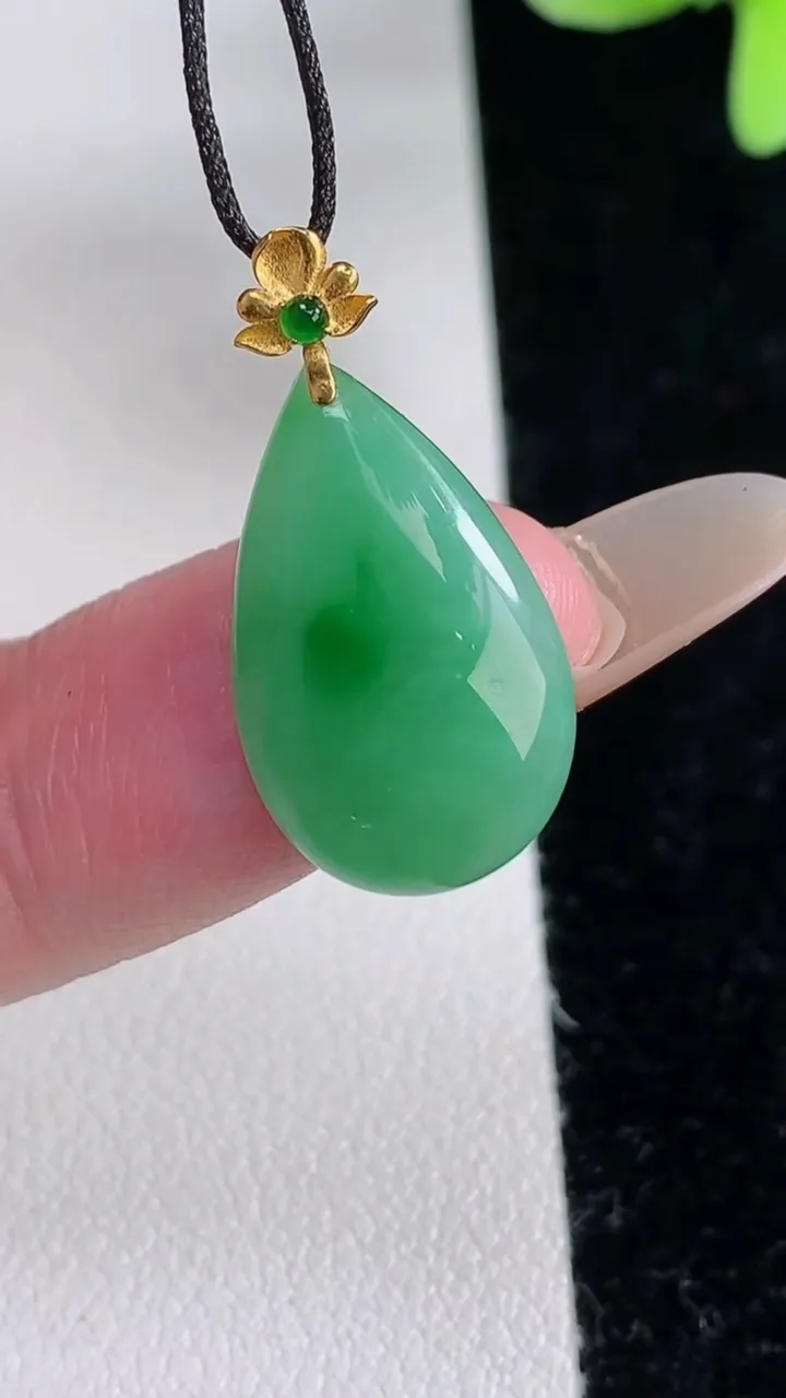 天然A货翡翠水滴吊坠，尺寸19.6-12.2-3.7，重量:1.70g
12月12日