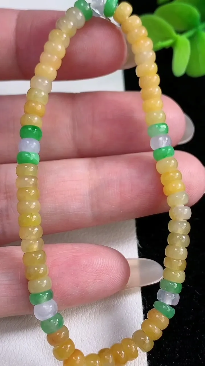 天然A货翡翠三彩算盘珠手串，尺寸4.5-2.7-65颗，重量:8.92g12月12日
工厂直销收藏佳