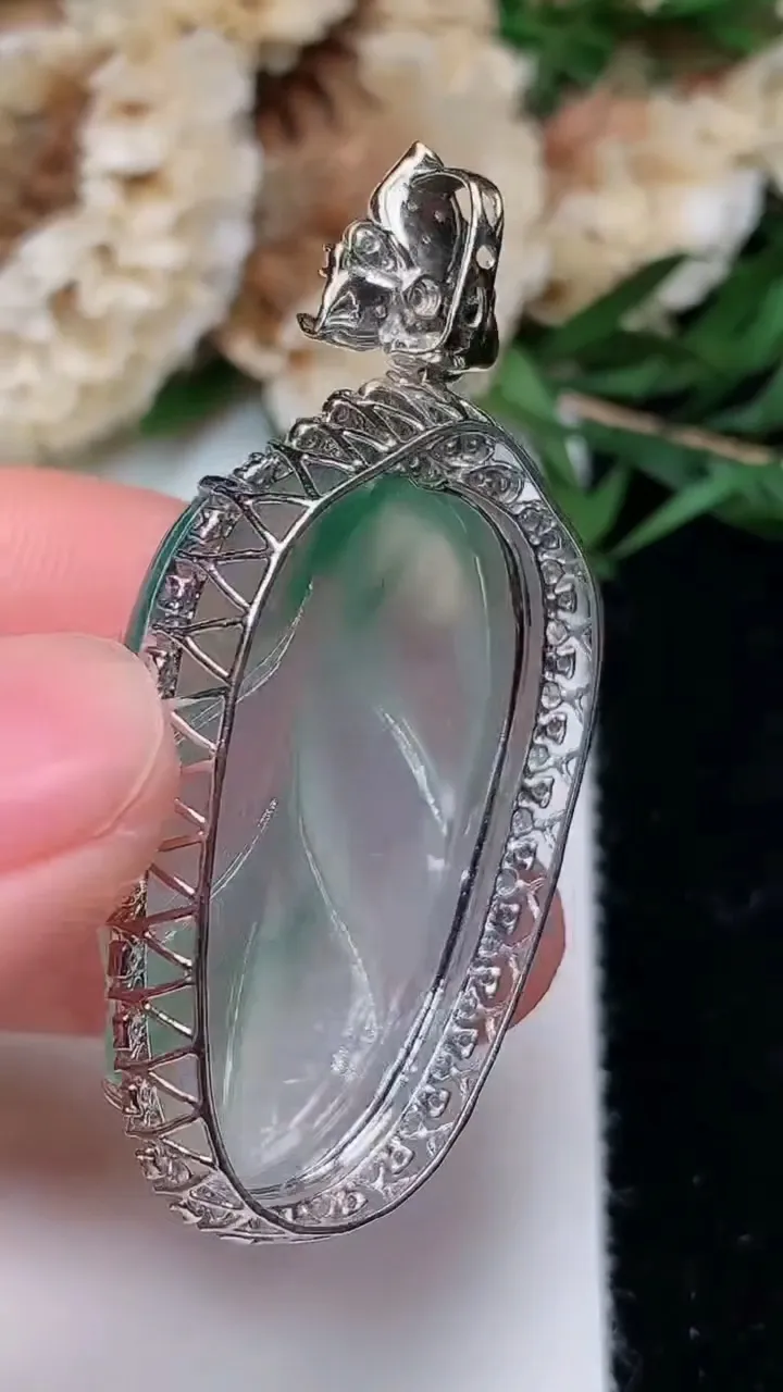 天然A货翡翠金枝玉叶 叶子吊坠，尺寸47-22.8-10.6，裸石31.3-19.3，重量:7.87g
12月12日，重量:7.87g