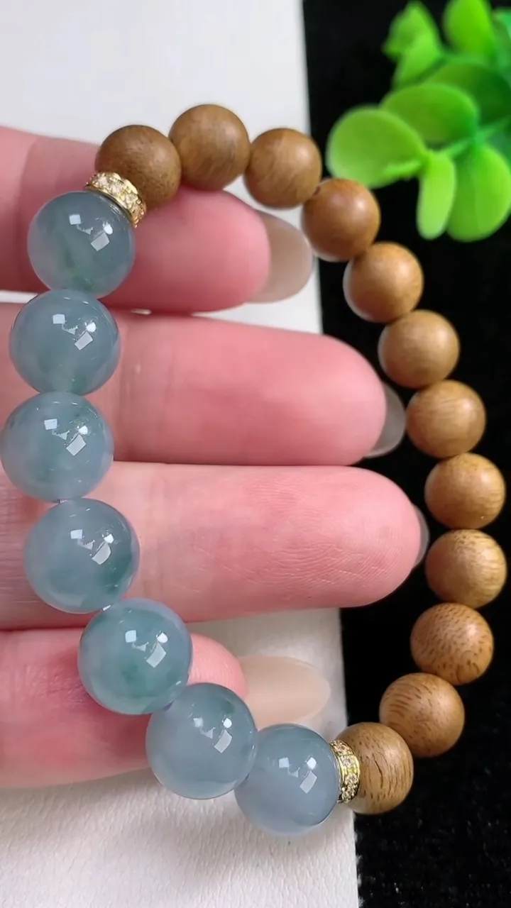 天然A货翡翠紫罗兰飘花圆珠手串，尺寸9.6-7颗，重量:14.94g12月12日
工厂直销收藏佳品,种好水足，色泽均匀，有种有色，上手高大气！