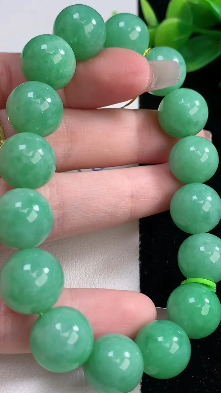 天然A货翡翠圆珠手串，尺寸13-16颗，重量:61.08g12月12日
工厂直销收藏佳品,种好水足，