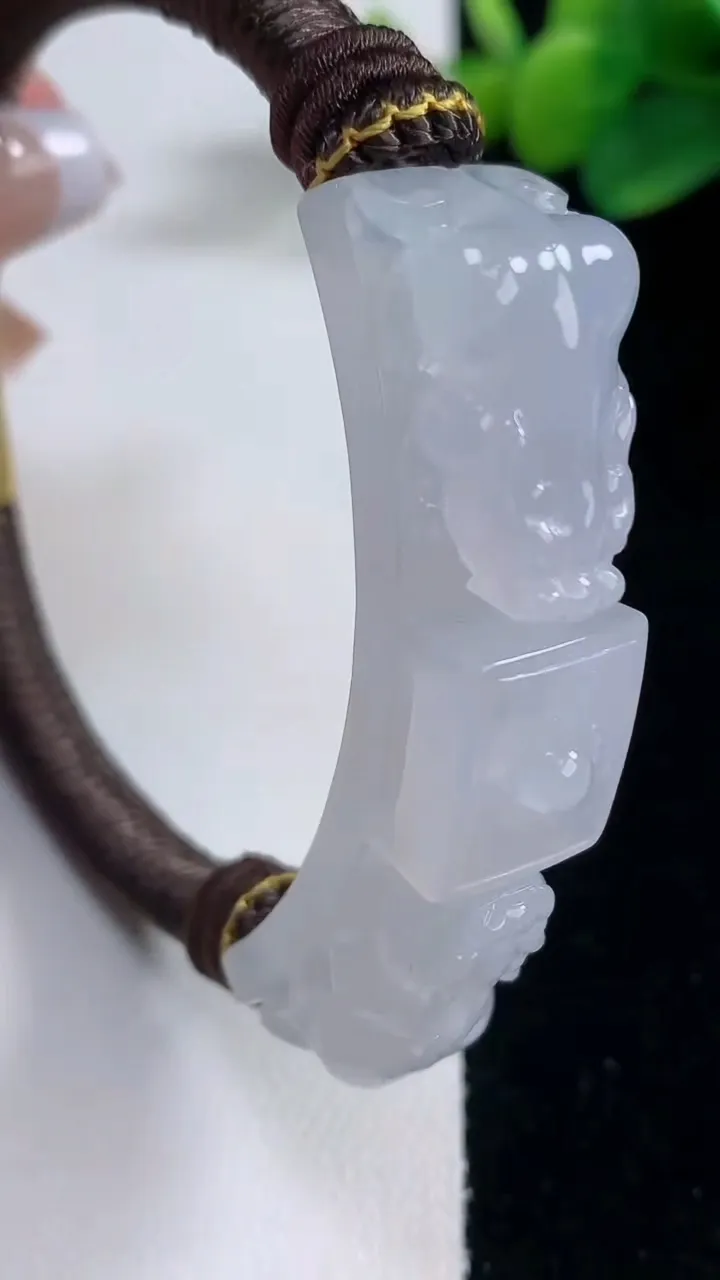 天然A货翡翠种白冰貔貅手绳，尺寸54.6-12.4-11，重量:33.00g
12月12日