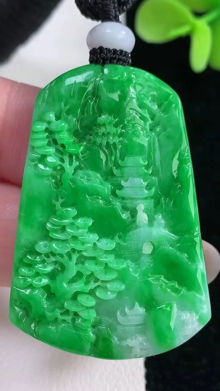 天然A货翡翠山水牌吊坠，尺寸44.6-30.4-6.4，重量:20.67g
12月12日